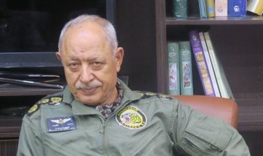 خلبانی که با سختی های فروان برای کشورش جنگید